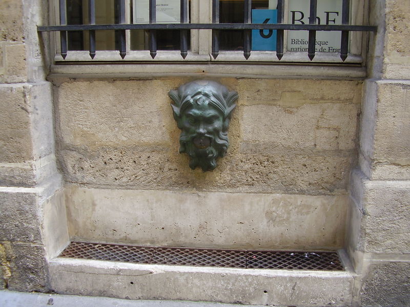 Soubor:Fountain 6 rue Colbert Paris - mascaron.JPG