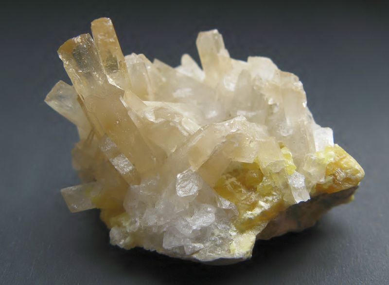 Soubor:Strontianite with Sulphur.jpg