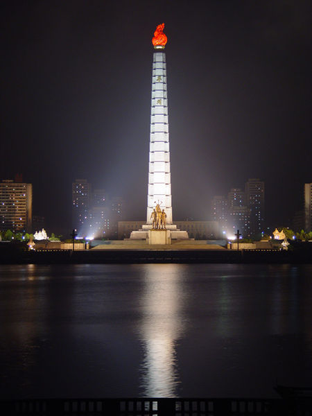 Soubor:Juche Tower.jpg