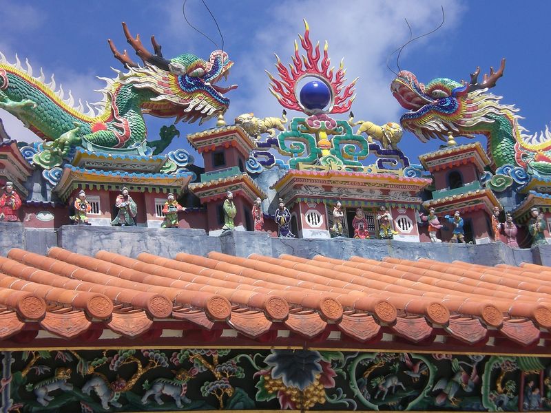 Soubor:HK Cheung Chau Pak Tei Temple Dragons n Eave n Blue Sky 3.JPG