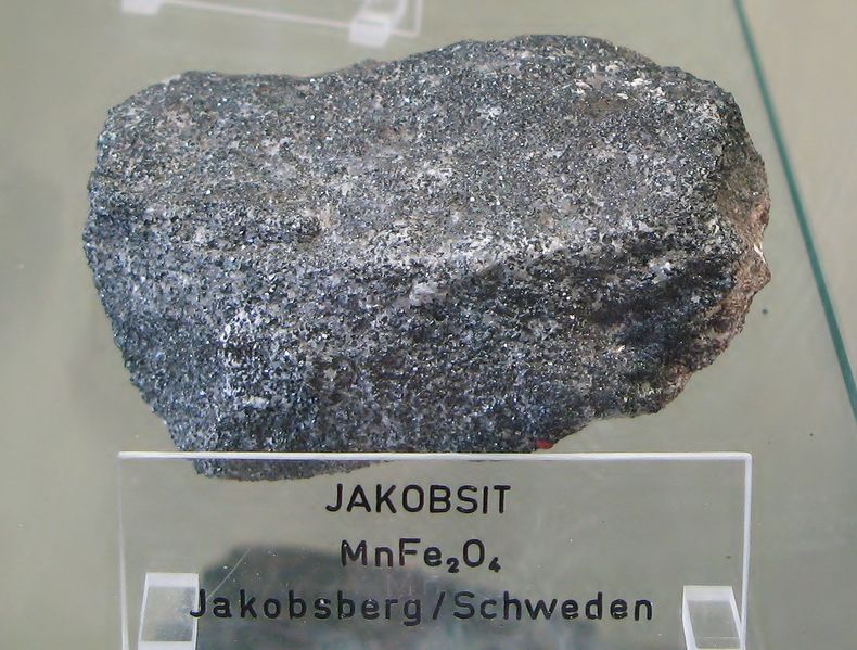 Soubor:Jakobsit - Jakobsberg, Schweden.jpg