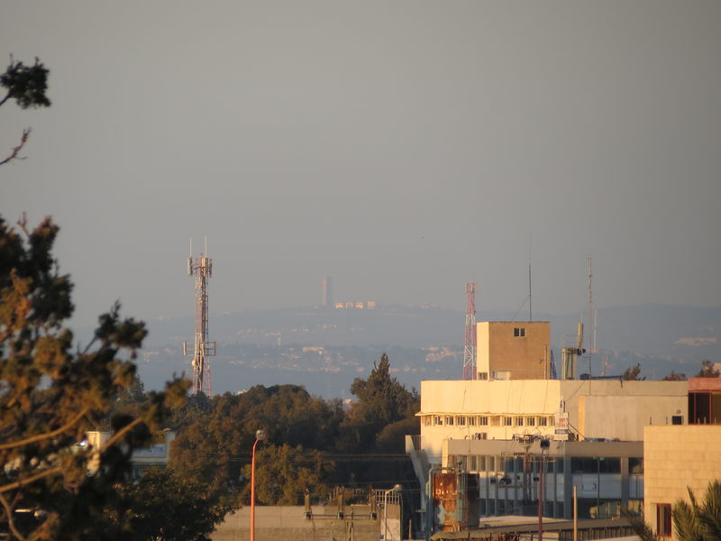 Soubor:Haifa-uni-eshkol-tower-view-from-Netanya.JPG