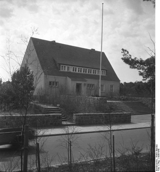 Soubor:Bundesarchiv RH8II Bild-002, Peenemünde, Wohnhaus.jpg