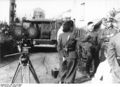 Bundesarchiv Bild 146-2004-0020, Polen, Truppenbesuch von Leni Riefenstahl.jpg