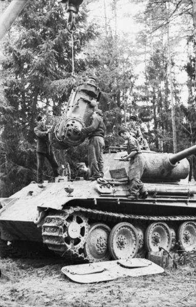 Soubor:Bundesarchiv Bild 101I-280-1096-33, Russland, Reparatur eines Panzer V (Panther).jpg