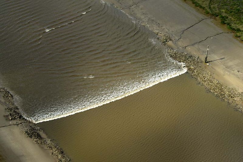 Soubor:River Ribble bore.jpg