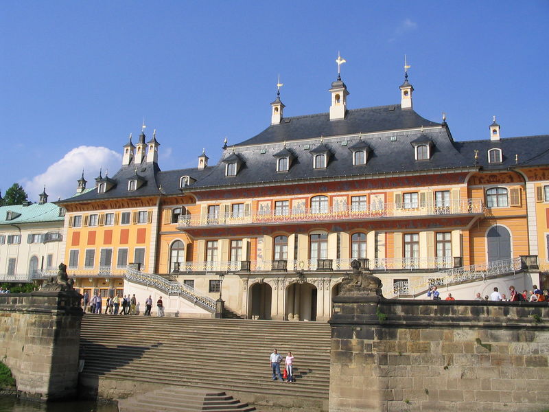 Soubor:Schloss Pillnitz Flussseite.JPG