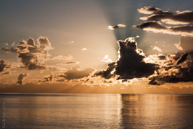 Soubor:Sunrise over Lake Malawi-Flickr.jpg