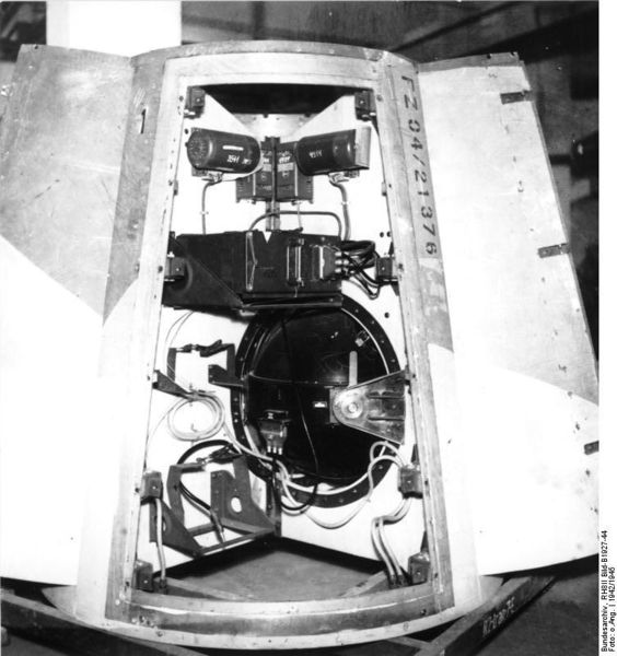 Soubor:Bundesarchiv RH8II Bild-B1927-44, Peenemünde, V2-Steuerung.jpg