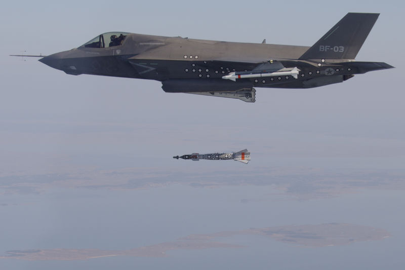 Soubor:F35B test dropping a bomb Flickr.jpg