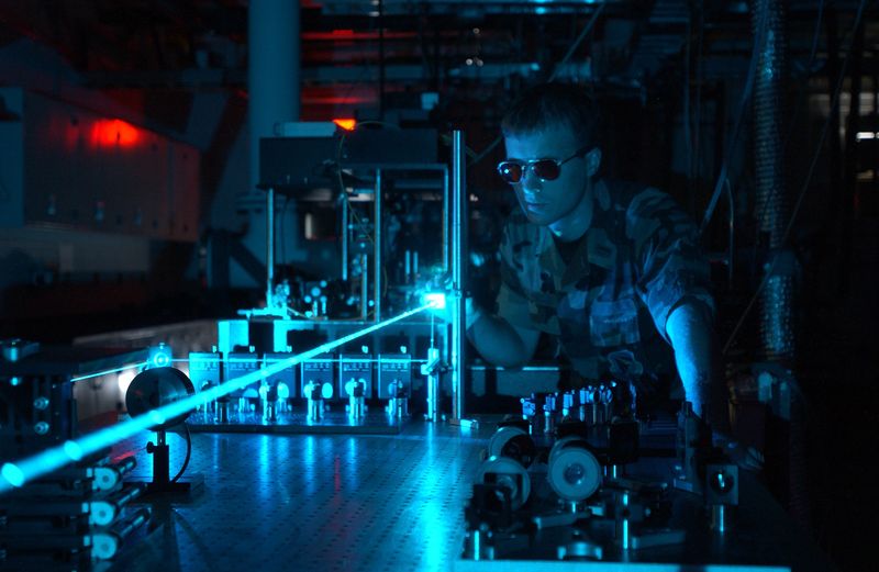 Soubor:Military laser experiment.jpg