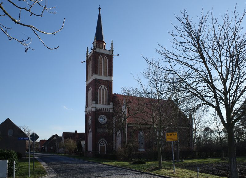 Soubor:Riesigk, Kirche (Oranienbaum-Wörlitz).jpg