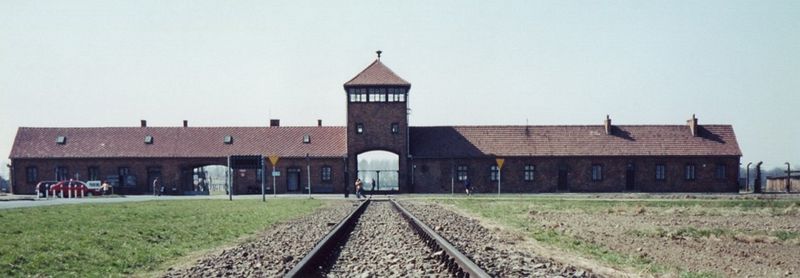 Soubor:AuschwitzCampEntrance.jpg