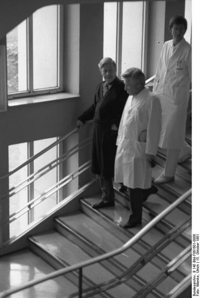 Soubor:Bundesarchiv B 145 Bild-F061601-0008, Bundeswehrkrankenhaus Koblenz, Helmut Schmidt.jpg