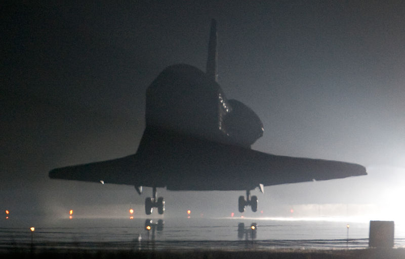 Soubor:STS-123 Landing2.jpg