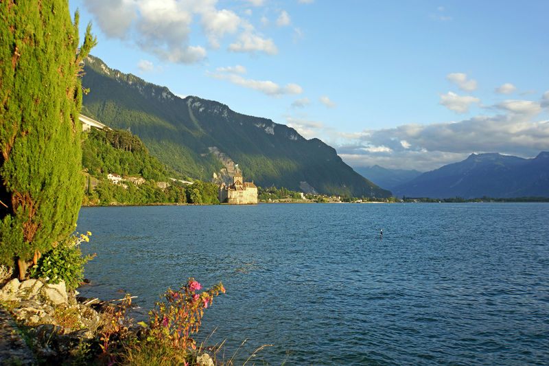 Soubor:Switzerland-03004-Distant view of Château de Chillon-DJFlickr.jpg