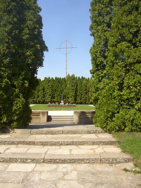 Soubor:Lidice CZ grave of men.JPG