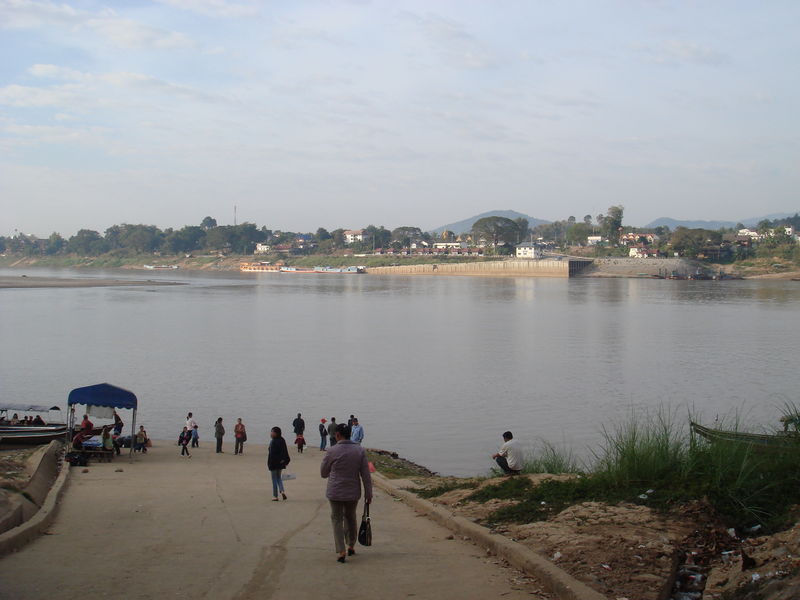 Soubor:Mekong border crossing.jpg