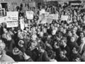 Bundesarchiv B 145 Bild-F003023-0009, Lager Friedland, suchende Angehörige.jpg