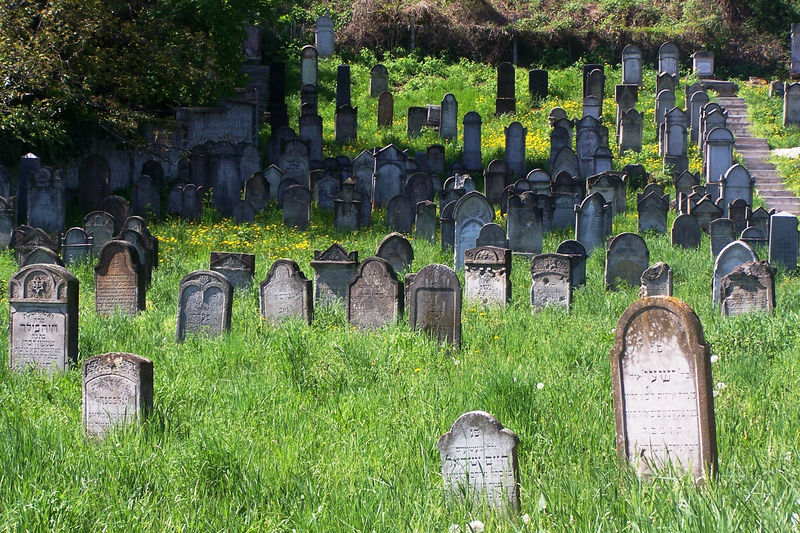 Soubor:Jewish cemetery, Tokaj.jpg