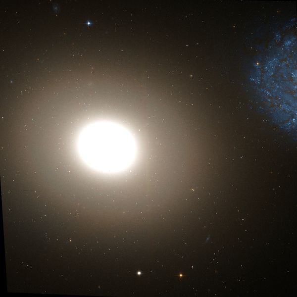 Soubor:Messier 60 Hubble WikiSky.jpg