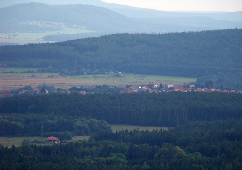 Soubor:Bzová, z úbočí Velízu.jpg