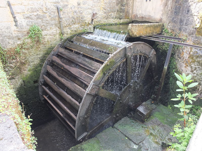 Soubor:Goyet Overshot water wheel.JPG