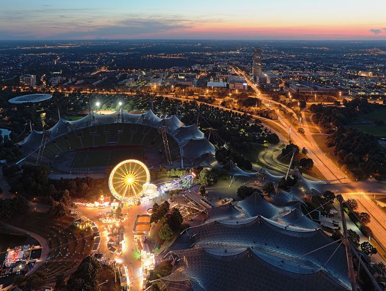 Soubor:Olympiastadion at dusk.JPG