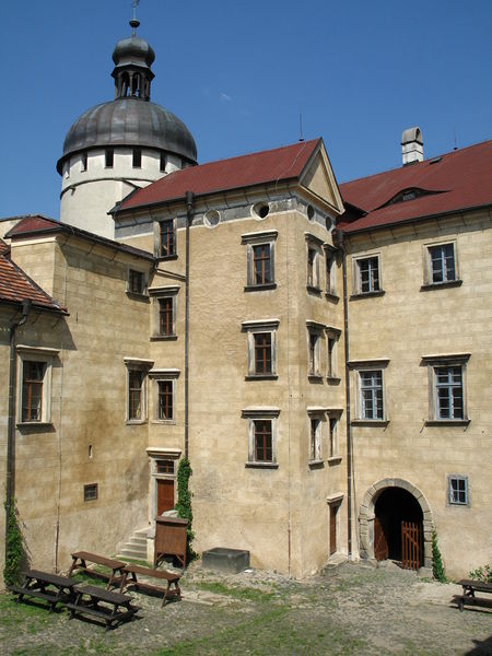 Soubor:Grabštejn Castle - courtyard.jpg