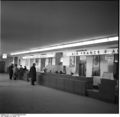 Bundesarchiv B 145 Bild-F001298-0010, Berlin, Flughafen Tempelhof.jpg