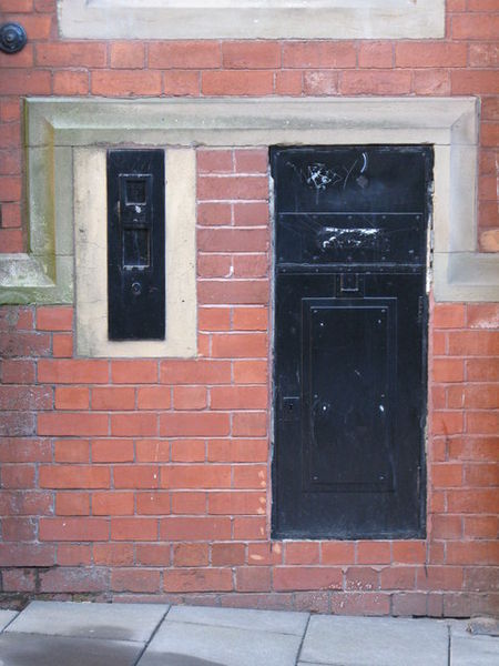 Soubor:(Former) postbox and stamp machine, Pink Lane - geograph.org.uk - 873673.jpg