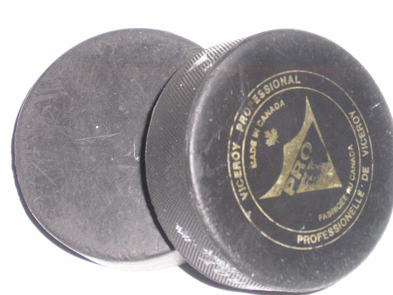 Soubor:2hockeypucks.jpg