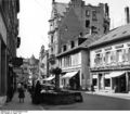 Bundesarchiv B 145 Bild-F000822-0008, Baden-Baden, Geschäftsstraße mit Brunnen.jpg