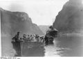 Bundesarchiv N 1572 Bild-1925-124, Polarfahrt Dampfer "München", Passagiere im Ruderboot.jpg