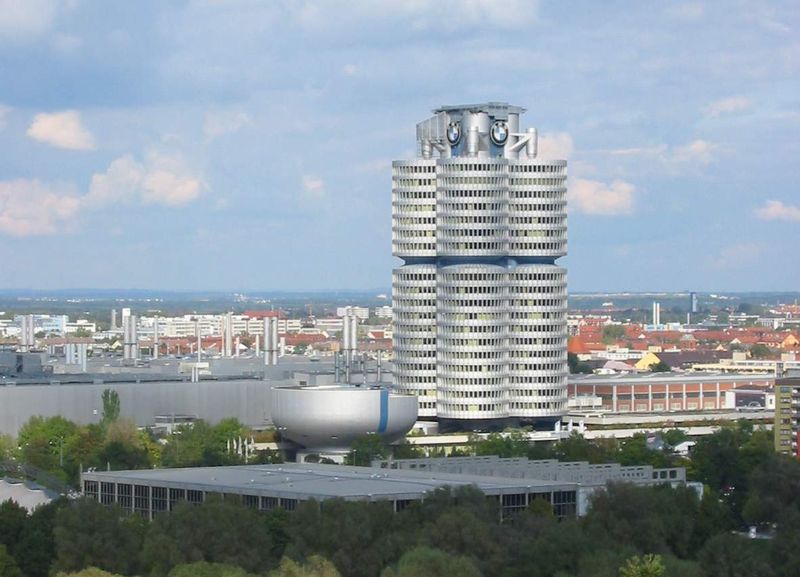 Soubor:BMW building munich.jpg