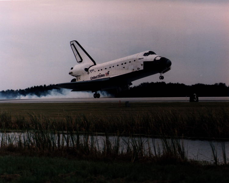 Soubor:STS-74 Landing.jpg