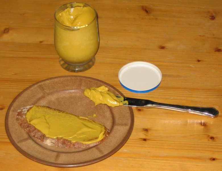 Soubor:Bread with mustard.JPG