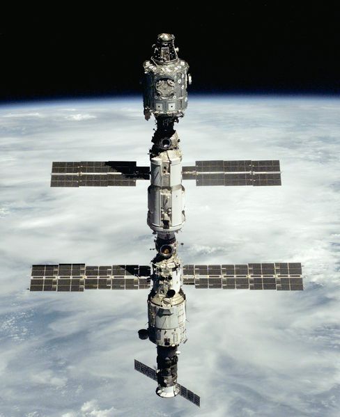 Soubor:Unity-Zarya-Zvezda STS-106.jpg