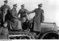 Bundesarchiv Bild 146-1971-016-25, Waffenvorführung, Keitel, Hitler, Speer.jpg