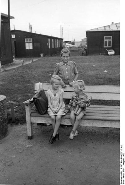 Soubor:Bundesarchiv B 145 Bild-F000062-3102, Durchgangslager Gießen.jpg