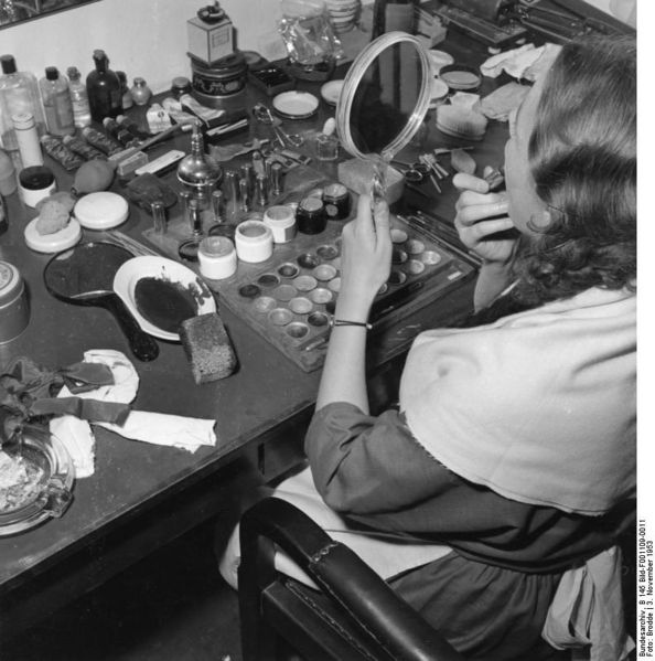 Soubor:Bundesarchiv B 145 Bild-F001109-0011, Köln, WDR Fernsehstudio Maskenbildnerei.jpg