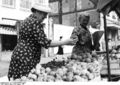 Bundesarchiv B 145 Bild-F004632-0010, Bonn, Marktstände auf dem Markt.jpg