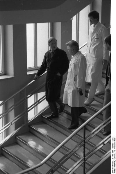 Soubor:Bundesarchiv B 145 Bild-F061601-0007, Bundeswehrkrankenhaus Koblenz, Helmut Schmidt.jpg