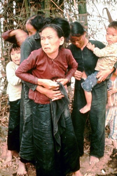 Soubor:My Lai massacre woman and children.jpg