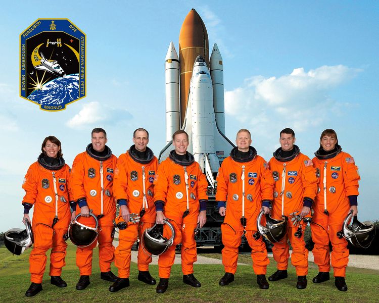 Soubor:STS-126 crew portrait.jpg