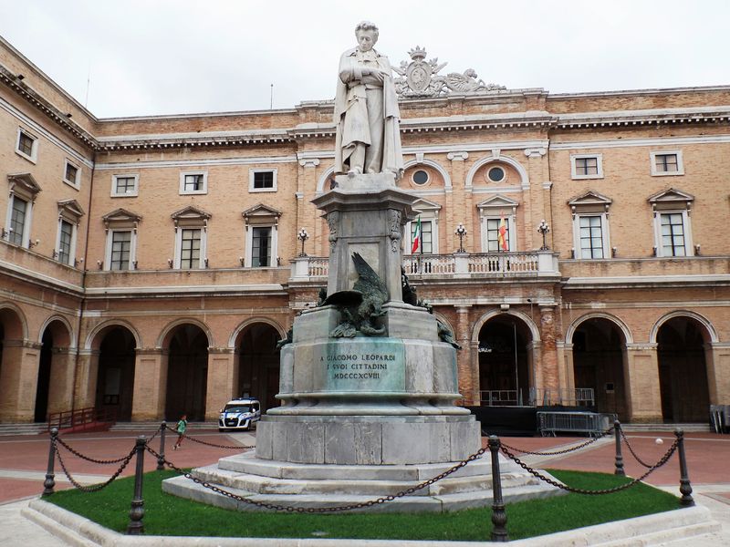 Soubor:Piazza Leopardi Recanati.jpg