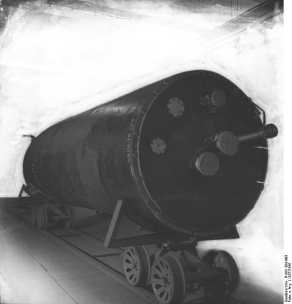 Soubor:Bundesarchiv RH8II Bild-003, Peenemünde, Treibstoffzelle.jpg