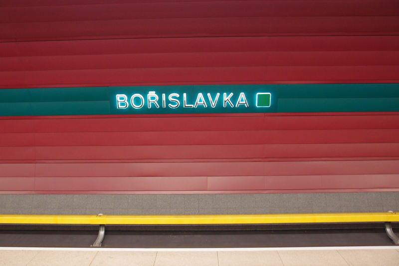 Soubor:Bořislavka metro station 2016Z01.JPG