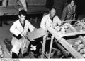 Bundesarchiv B 145 Bild-F004717A-0010, Bonn, Verpacken von Kartoffeln.jpg