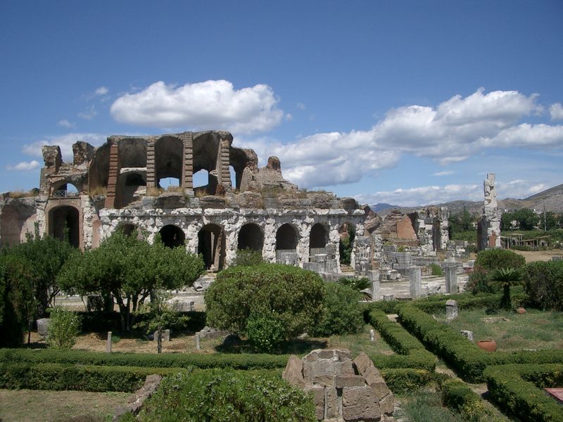 Soubor:Capua Antica Amphitheatre.jpg